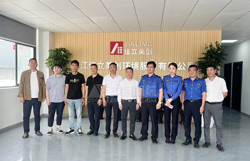 鄭州中意董事長劉永強與客戶及城市管理局領導合影留念