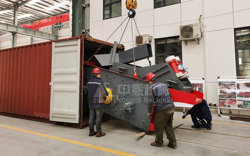 移動(dòng)破碎篩分一體機(jī)裝車(chē)中